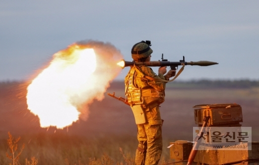 새로 동원된 러시아 예비군이 2022년 10월 4일 러시아령 우크라이나 도네츠크 지역의 한 사격장에서 훈련 도중 로켓 추진 유탄(RPG) 발사기를 발사하고 있다. 2022.10.5  REUTERS/Alexander Ermochenko