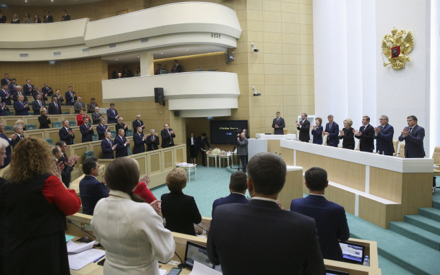 지난 4일(현지시간) 러시아 상원의원들이 모스크바 의사당에서 열린 전체회의에 참석해 우크라이나 점령지 4곳에 대한 합병 조약을 비준했다. EPA 연합뉴스