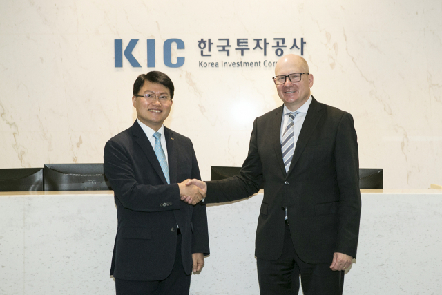 진승호 KIC 사장(왼쪽)과 데이비드 앳킨(David Atkin) PRI 대표가 5일 오후 서울 중구 KIC 본사에서 만나 상호 협력을 약속했다.(사진=KIC)