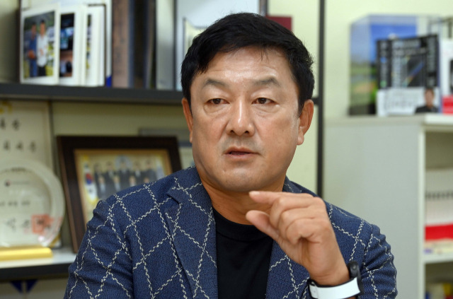 최재붕 성균관대 기계공학부 교수가 5일 서울경제와의 인터뷰에서 “디지털 신대륙의 부상을 일시적 거품으로 이해한다면 문명 교체 이후 표준의 선점자가 누리는 과실을 얻을 수 없다”고 말하고 있다. /이호재기자