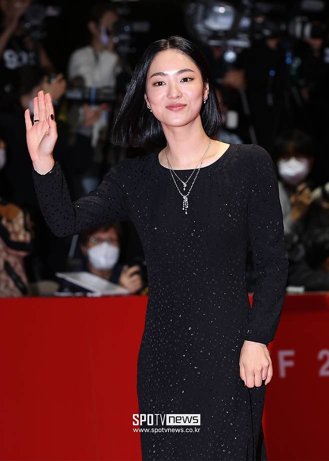 The 27th Busan International Film Festival Opening Ceremony Red Carpet event was held at the Busan Cinema Center in Udong, Busan, on the afternoon of the 5th.Actor Jeon Yeo-been poses