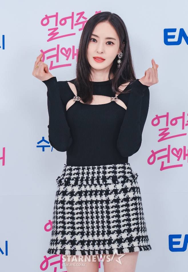 배우 이다희가 5일 오전 온라인 생중계로 진행된 ENA 새 드라마 '얼어죽을 연애따위' 제작발표회에 참석해 포즈를 취하고 있다.  아랫집 윗집에서 동고동락하는 공식 찐친 '여름'과 '재훈'이 뜻하지 않게 연애 리얼리티쇼 PD와 출연자로 만나게 되며 벌어지는 현실 생존 로맨스 '얼어죽을 연애따위'는 오늘(5일) 첫 방송된다. /사진제공=ENA 2022.10.05 /사진=이동훈 기자 photoguy@