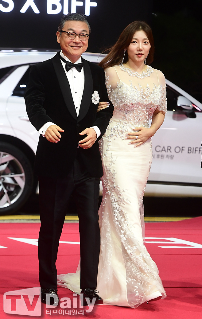 The 27th Busan International Film Festival (hereinafter BIFF) Red Carpet event was held at the Busan Cinema Center in Haeundae District, Busan Metropolitan City on the evening of the 5th.Actor Kim Ui-Seong Lee Chae-young is stepping on Red Carpet.Ryu Joon-yeol and Jeon Yeo-bin were selected as the opening ceremony hosts of the 27th Busan International Film Festival, which will be held for three years.Actors Yang Joo-wi, Han Ji-min, Jin Sun-gyu, Shin Ha-gyun, Kim Kyu-ri, Han Ye-ri, and director Hirokazu Koreeda attended the ceremony.This years opening film is the second feature film Agazus Written Song by director Hardy Mohagh, who received the New Currents Award and the International Film Critics Federation Award at the 2015 Busan International Film Festival, and the closing film was selected by director Ishikawa Kay, who was invited to the 2022 Venice International Film Festival.The 27th Busan International Film Festival will feature 243 films from 71 countries around the world on 30 screens at seven theaters including Busan Cinema Center and CGV Centum City in Busan City from May 5 to 14.