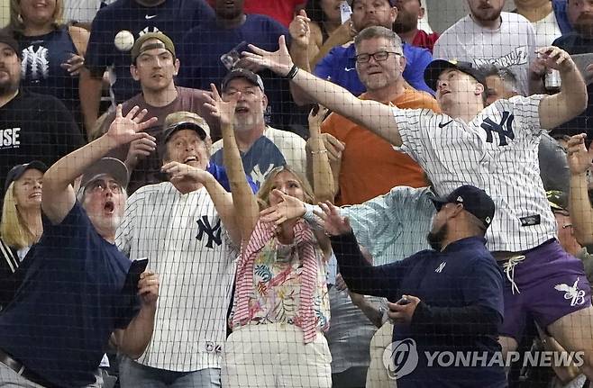 애런 저지의 공을 잡으려는 관중 [AP=연합뉴스]