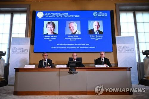 2022 노벨 화학상 수상자 발표하는 노벨 위원회 (스톡홀름 AFP=연합뉴스) 5일(현지시간) 스웨덴 스톡홀름의 스웨덴 왕립 과학원에서 열린 기자회견에서 노벨 위원회가 2022 노벨 화학상 수상자를 발표하고 있다. 이번 노벨 화학상은 화학의 기능적 역할을 위해 초석을 놓았다고 평가받는 미국과 덴마크의 화학자 3명에게 시상됐다. 화면 왼쪽부터 캐럴린 R. 버토지, 모르텐 P. 멜달(덴마크), K. 배리 샤플리스(미국). 2022.10.05