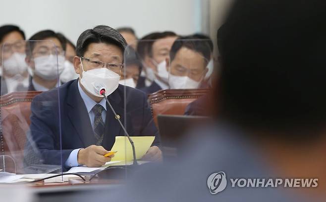 답변하는 이흥교 소방청장 (서울=연합뉴스) 백승렬 기자 = 이흥교 소방청장이 5일 오전 서울 여의도 국회에서 열린 행정안전위원회 중앙선거관리위원회, 진실화해를위한과거사정리위원회, 소방청·한국소방산업기술원, 한국승강기안전공단 등 7개 공공기관에 대한 2022년 종합국정감사에서 의원들의 질의에 답하고 있다. 2022.10.5 [국회사진기자단] srbaek@yna.co.kr