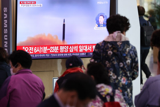 북한이 이틀 만에 또 탄도미사일을 발사한 6일 오전 시민들이 서울 중구 서울역 대합실에서 관련 뉴스를 시청하고 있다. (사진=연합뉴스)