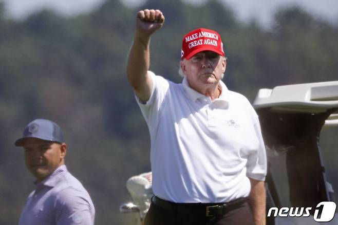 도널드 트럼프 전 미국 대통령이 13일(현지시간) 버지니아주 스털링의 트럼프 내셔널 골프 클럽에서 라운딩 중 주먹을 불끈 쥐고 있다. ⓒ AFP=뉴스1 ⓒ News1 우동명 기자