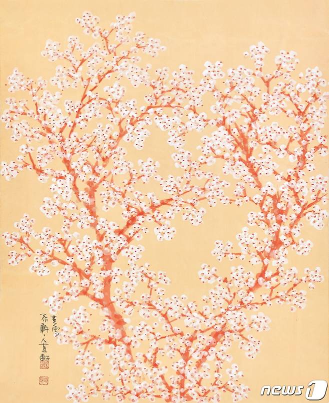 허달재, 백매 White Plum Blossoms, 74x60cm, 한지에 수묵채색, 금니, 2022(이화익갤러리 제공)