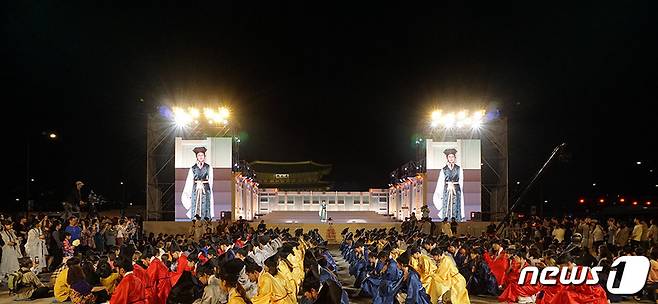 성균관대 유생문화기획단이 '고하노라' 행사를 진행하는 모습. (성균관대 제공)