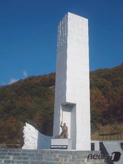 보은군에 건립된 동학농민혁명기념공원 위령탑 모습.