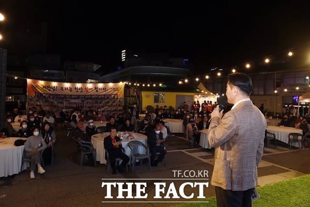 김동근 의정부시장이 5일 밤 의정부 제일시장 주차장에서 시민 200여명과 토크 콘서트를 하고 있다. /의정부시 제공