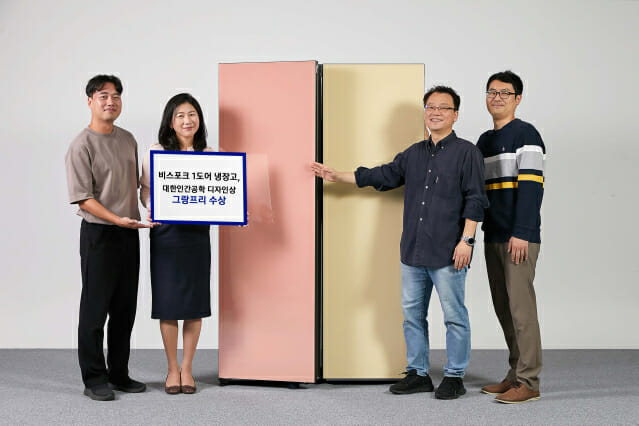 삼성전자 생활가전사업부 CX팀 이보나 상무와 팀원들이 인간공학디자인상 '그랑프리'를 수상한 비스포크 1도어 냉장고를 소개하고 있는 모습(사진=삼성전자)