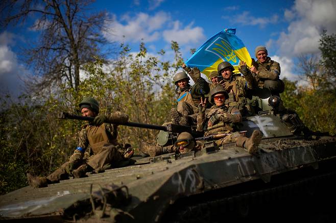 10월 4일 우크라이나군 병사들이 장갑차를 타고 이지움과 리만사이 도로를 달리고 있는 모습. 최근 우크라이나 군은 동부와 남부에서 러시아군을 성공적으로 공격하고 있는 것으로 드러났다./AP 연합뉴스