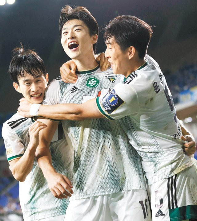 프로축구 전북 조규성(가운데)이 5일 울산문수축구경기장에서 열린 2022 하나원큐 FA컵 울산과의 4강전에서 1-1로 맞선 연장 
후반 3분 결승골을 넣은 뒤 동료들과 함께 기뻐하고 있다. 2-1 역전승을 거둔 전북은 이날 대구를 1-0으로 꺾은 서울과 
27일, 30일 홈 앤드 어웨이 방식으로 열리는 결승에서 맞붙는다. 대한축구협회 제공