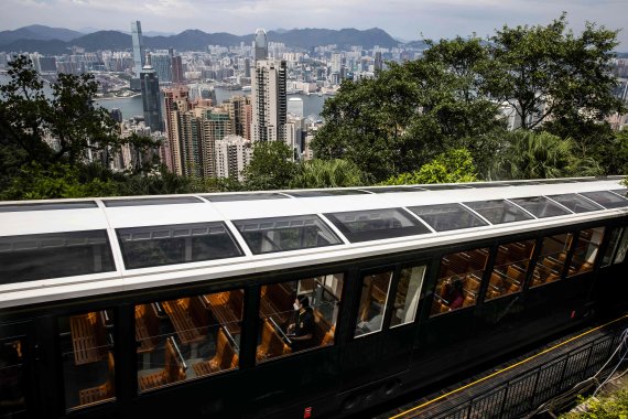 지난 8월24일 홍콩의 관광 명물인 피크 트램이 새로운 차량으로 교체된 후 언론에 공개되는 모습.AFP연합뉴스