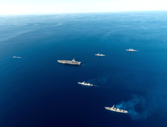 한미일 대잠전 훈련에 참가한 전력들이 지난 9월30일 동해 공해상에서 기동훈련을 하고 있다. 아래부터 위쪽 방향으로, 미국 이지스구축함 벤폴드함(DDG), 한국 구축함 문무대왕함(DDH-II), 미국 원자력추진 항공모함 로널드 레이건함(CVN), 일본 구축함 아사히함(DD), 미국 순양함 첸슬러스빌함(CG). 대열 제일 앞쪽은 미국 원자력추진 잠수함 아나폴리스함(SSN). (사진=해군 제공) /사진=뉴시스
