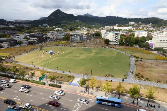 서울시는 '이건희 기증관' 건립이 본격적으로 착수되기 전인 2024년 상반기까지 3만6642㎡ 규모의 송현동 부지 전체를 열린녹지광장으로 재조성해 7일 시민들에게 개방한다. 사진은 서울 종로구 경복궁 인근 송현동 부지 사진=박범준 기자