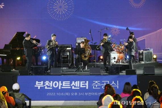 부천시 청사 앞 잔디광장에서 파크콘서트 진행.사진제공=부천시