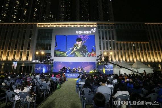 부천시 청사 앞 잔디광장에서 파크콘서트 진행. 사진제공=부천시