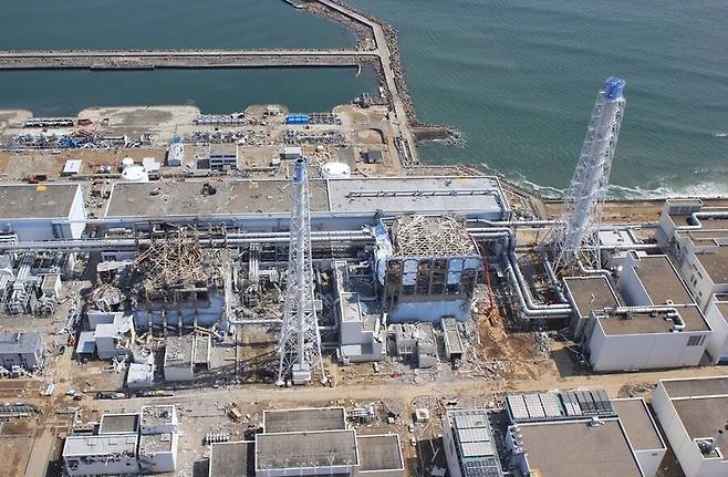일본 후쿠시마 핵사고가 터진 지 20여일이 지난 2011년 3월30일, 드론으로 촬영한 후쿠시마 제1원전의 모습이다. 핵연료봉이 녹아내리는 노심용융이 일어난 3호기(왼쪽)의 잔해가 보인다. 오른쪽 4호기 건물도 수소폭발로 인해 크게 파괴됐다. EPA 연합뉴스