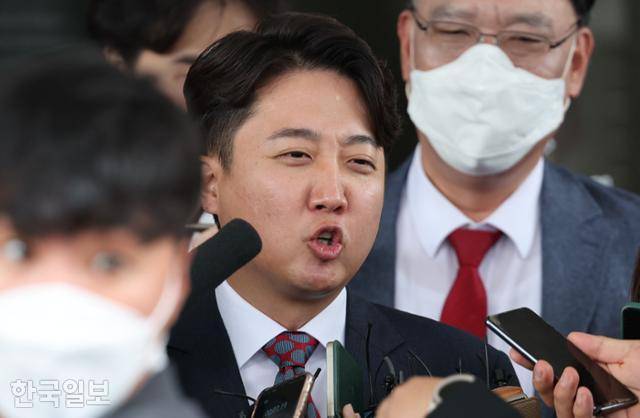 이준석 전 국민의힘 대표가 지난달 28일 서울남부지법에서 열린 국민의힘 당헌 효력 정지 가처분 신청 사건 심문을 마친 뒤 청사를 나서며 취재진 질문에 답하고 있다. 고영권 기자
