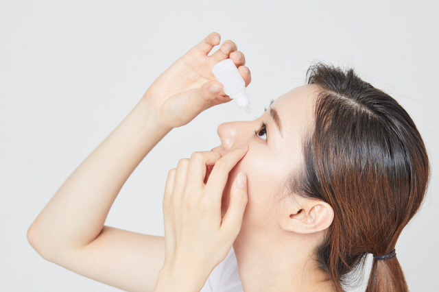 인공눈물을 너무 자주 사용하거나 잘못된 방법으로 사용한다면 되레 눈 건강이 악화할 수 있다./사진=클립아트코리아