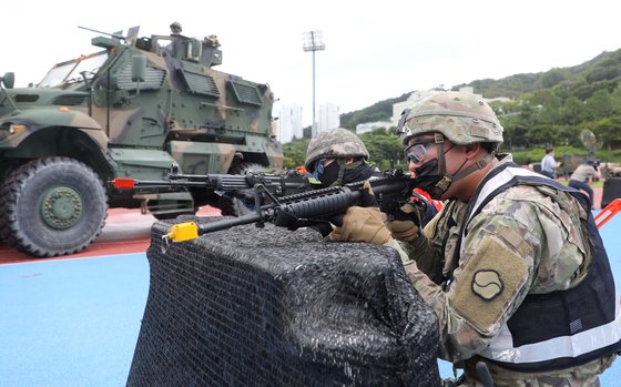 지난 8월 말 부산 아시아드주경기장에서 '을지 자유의 방패'(UFS) 연습에 참가한 주한미군 장병들이 한국군과 함께 대테러 훈련을 하고 있다. 뉴스1