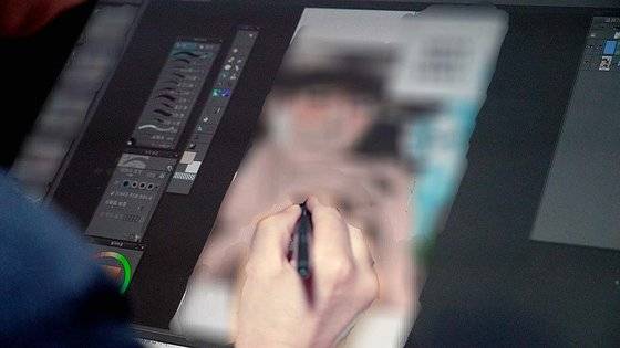 중앙일보와 인터뷰한 한 웹툰 작가가 작업실에서 그림을 그리고 있다. 사진 밀실팀