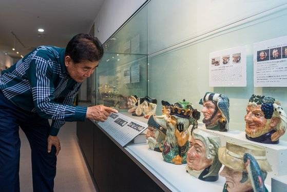 장길환 관장이 다양한 토비저그(앉은뱅이 모양의 컵) 작품을 설명하고 있다. 환희컵박물관에서 세계 76개국에서 온 1500여 점의 진귀한 컵을 만날 수 있다.