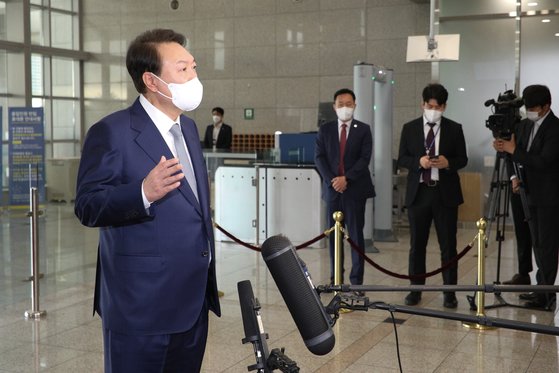 윤석열 대통령은 6일 북한의 미사일 도발과 관련 한미 동맹과 한미일 안보협력을 대응의 핵심축으로 강조했다. 뉴스1