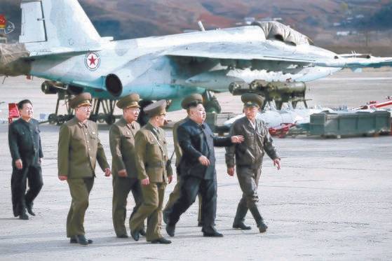 김정은 북한 국무위원장이 2019년 4월 16일 공군 제1017군부대를 방문했다. 뒤에 보이는 전투기는 수호이-25다. 연합