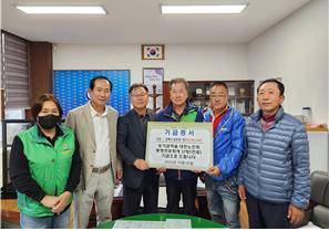 ▲ 평창군 봉평면 주민들이 지역 도로변 가로수인 애강나무 열매를 수확, 수익금을 노인회 난방비로 지원해 화제다. 수익금 노인회 기탁.신현태