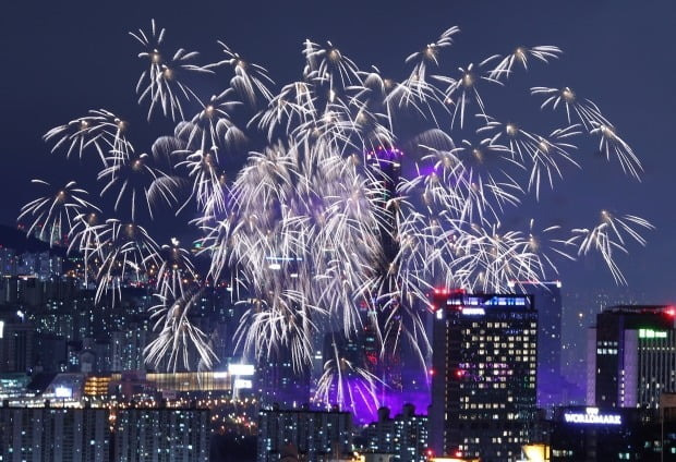 2019 서울세계불꽃축제 때 서울 남산에서 바라본 여의도 하늘을 화려한 불꽃이 수놓고 있다. 사진=연합뉴스