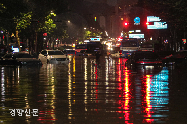 서울에 집중호우가 내린 지난 8월8일 밤 대치역 인근 도로가 침수돼 차량이 물에 잠겨 있다. 성동훈 기자