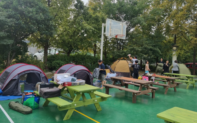 전주산돌교회 성도들이 최근 전북 전주에 있는 교회 농구장에서 열린 '캠핑데이'에서 참가자들과 즐거운 한때를 보내고 있다. 전주산돌교회 제공