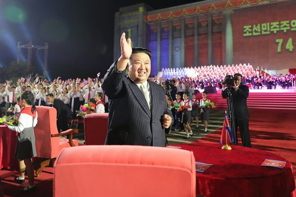 오는 10일 '노동당 창건 77주년'을 맞는 북한에 관심이 쏠린다. 사진은 지난달 9일 평양에서 정권수립기념일 74주년 경축행사에 참석한 김 총비서. /사진=뉴스1
