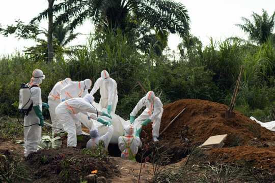 에볼라 바이러스에 감염된 희생자의 시신이 지난 2019년 7월 콩코 베니의 이슬람 묘지에 안치되고 있다. AP·연합뉴스