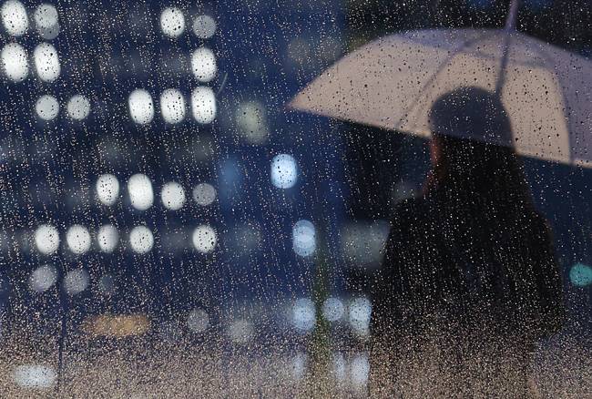 전국 곳곳에 비 소식과 함께 쌀쌀한 날씨가 이어진 6일 오후 서울 광화문광장에서 시민들이 우산을 쓰고 이동하고 있다. 뉴시스