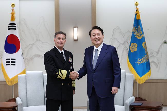 윤석열 대통령이 6일 오후 서울 용산 대통령실 청사에서 존 아퀼리노 미국 인도태평양 사령관을 접견하고 있다. 대통령실 제공. 뉴시스