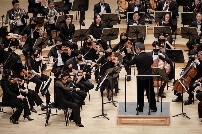 지휘자 정명훈이 이끄는 원 코리아 오케스트라가 베토벤 교향곡 제5번 ‘운명’을 연주하고 있다. [롯데콘서트홀 제공]