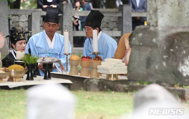 [제주=뉴시스] 우장호 기자 = 6일 오전 제주 삼성혈에서 제61회 탐라문화제의 성공 개최와 도민 안녕을 기원하는 탐라개벽신위제가 봉향되고 있다. 코로나19 이후 3년 만에 정상 개최되는 축제는 오는 10일까지 5일간 다양한 볼거리로 제주시 원도심 일대에서 열린다. 2022.10.06. woo1223@newsis.com