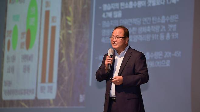 박현식 여수시 부시장이 여수시의 탄소중립 정책과 목표를 설명하고 있다. 여수시 제공