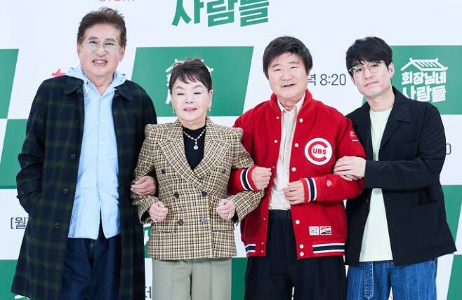 On the afternoon of the 6th, TVN STORY new entertainment program <Mrs. Presidents People> production presentation was held online.Kim Se-hoon PD, Actor Kim Yong-gun, Kim Soo-mi and Lee Kye-in attended the event, which was held in non-face-to-face to prevent the spread of Corona 19.The presidents people, which will be broadcasted at 8:20 pm on the 10th, draws what happens when the Korean elders Actor Kim Yong-gun, Kim Soo-mi and Lee Kye-in live in a small rural village.MBC Drama <Power Diary>, which was broadcast for 20 years from 1980 to 2002 and made the whole nation cry and laugh, is a program that meets again in 20 years.Kim Se-hoon PD, who directed the production, said, It has been 42 years since the <Power Diary>, which was the longest draga in Korea, was broadcast.Kim Yong-gun, Kim Soo-mi, and Lee Kye-in are the main characters of this national drama. I think that the planning intention of the program is fully explained just by the three people gathering. The three people kept memories and photographs at that time.I think this point is authentically rusted (on the airwaves); you can feel comfortable with the feeling of home.In addition to Kim Soo-mi, Kim Yong-gun, and Lee Kye-in, the actors and other performers will also be guests on the show.Kim Yong-gun tipped that Choi Bul-am appeared as the first guest, saying, It really seemed to go back to that time ( shooting).It was a good time to go back to that time as the chairman came and shared the past stories. Kim Soo-mi also said, I was really happy.It was like I was on a time machine and I was back 40 years ago, he added.Finally, PD Kim Se-hoon vowed to make the presidents people become a national entertainment that is loved for as long as the power diary.We are making it in the direction of covering all generations in the sense of being a national entertainment, and I think it is a program that viewers can watch while healing their minds.I hope senior generations will feel the memories of the past, the nostalgia of their hometowns, and the mood of the countryside, and the younger generation is exposed to relatively stimulating materials through YouTube.We were also trying to recreate the 1980s and 1990s landscapes, as were the kitchens and tools that cooked.I wonder if theres an appeal point as Newtro: I hope it will be a national program that lives longer than 10 years.