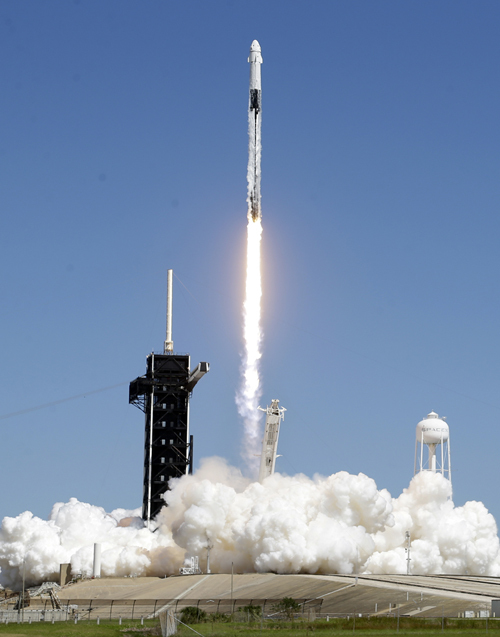 우주탐사기업 스페이스X의 유인 우주선인 크루 드래건 유인 캡슐(크루-5)을 실은 팰컨9 로켓이 5일(현지시간) 플로리다주 케이프커내버럴 케네디우주센터에서 발사돼 불을 뿜으며 푸른 하늘로 솟아오르고 있다. 케이프커내버럴=AP연합뉴스