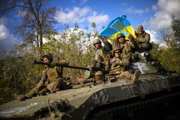 우크라이나 군인들이 지난 4일(현지시간) 이지움과 리만 지역을 탈환한 뒤 장갑차에 앉아있다. 우크라이나 군은 이튿날 러시아 점령지인 루한스크 주의 마을들을 탈환하는 데 성공했다.도네츠크 AP 연합뉴스