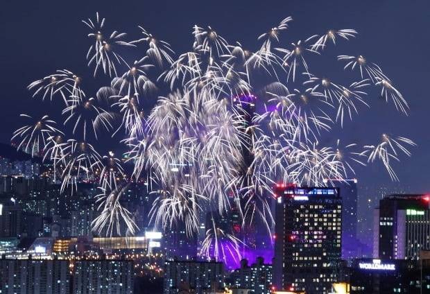 2019 서울세계불꽃축제 때 서울 남산에서 바라본 여의도 하늘을 화려한 불꽃이 수놓고 있다. 연합뉴스