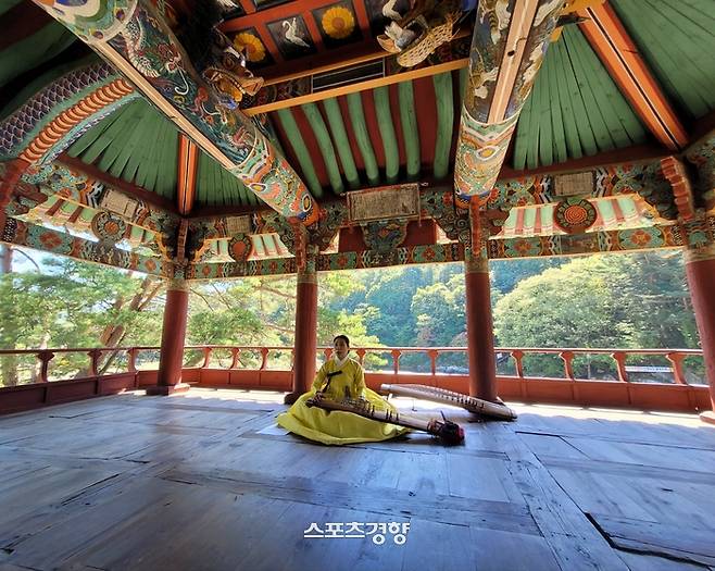 함양 화림동계곡 동호정에서 가야금병창 공연이 펼쳐지고 있다. 가야금 연주자는 진막순 함양군 국악협회 지부장.