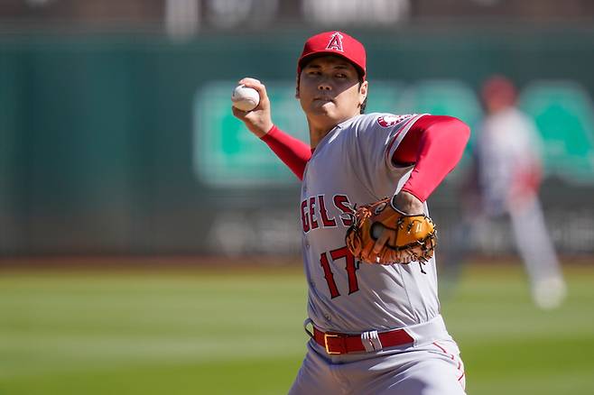 LA 에인절스 오타니 쇼헤이가 6일 오클랜드전에서 힘껏 투구하고 있다. AP연합뉴스