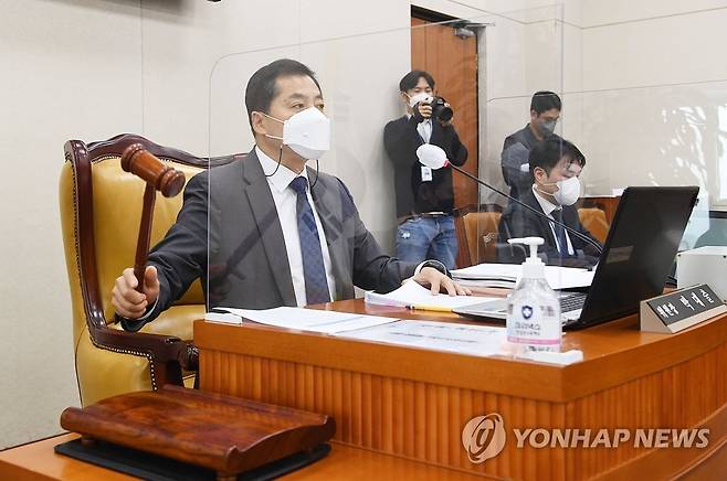 의사봉 두드리는 박대출 기재위원장 (서울=연합뉴스) 이정훈 기자 = 4일 국회 기획재정위원회에서 열린 국정감사에서 박대출 위원장이 의사봉을 두드리고 있다. 2022.10.4 [국회사진기자단] uwg806@yna.co.kr
